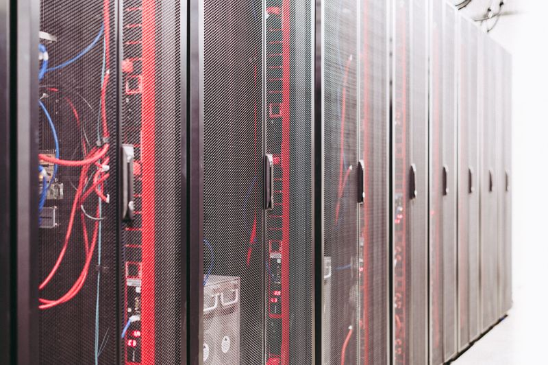 Data mərkəzində server rəfi